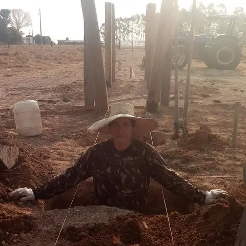 Lôids trabalhando na roça, na terra vermelha