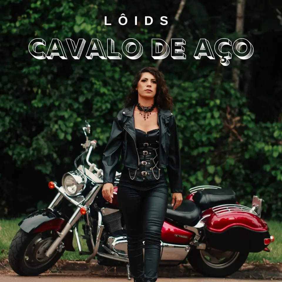 Capa do single Cavalo de Aço: Lôids de jaqueta de couro caminhando à frente de uma moto