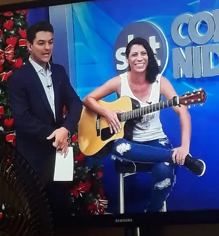Lôids com o violão em entrevista no estúdio do SBT Sinop