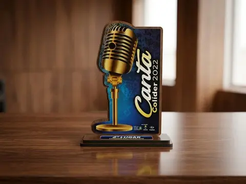 Troféu em forma de microfone do festival Canta Colíder