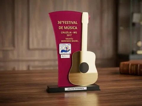Troféu em forma de violão do festival de Cruzília (MG)