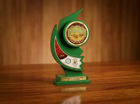 Troféu verde e dourado do festival de Paraguaçu (MG)