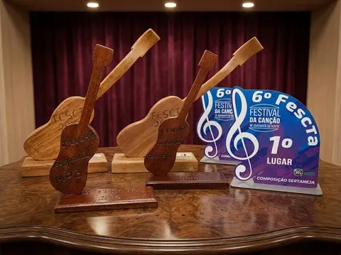 Troféus em forma de violão e clave de sol do festival de Guarantã do Norte (MT)